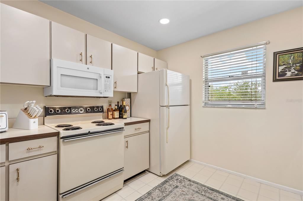 For Sale: $169,000 (2 beds, 2 baths, 1008 Square Feet)