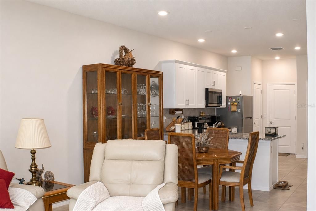 En Venta: $300,000 (2 camas, 2 baños, 1451 Pies cuadrados)
