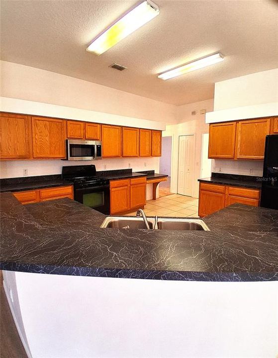 En Renta: $2,300 (4 camas, 2 baños, 2122 Pies cuadrados)
