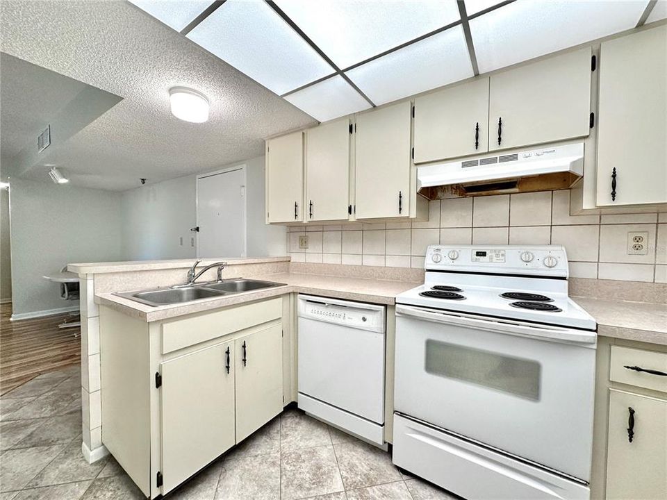 На продажу: $118,000 (2 спален, 2 ванн, 783 Квадратных фут)