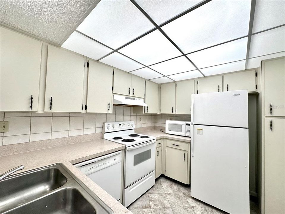 На продажу: $118,000 (2 спален, 2 ванн, 783 Квадратных фут)