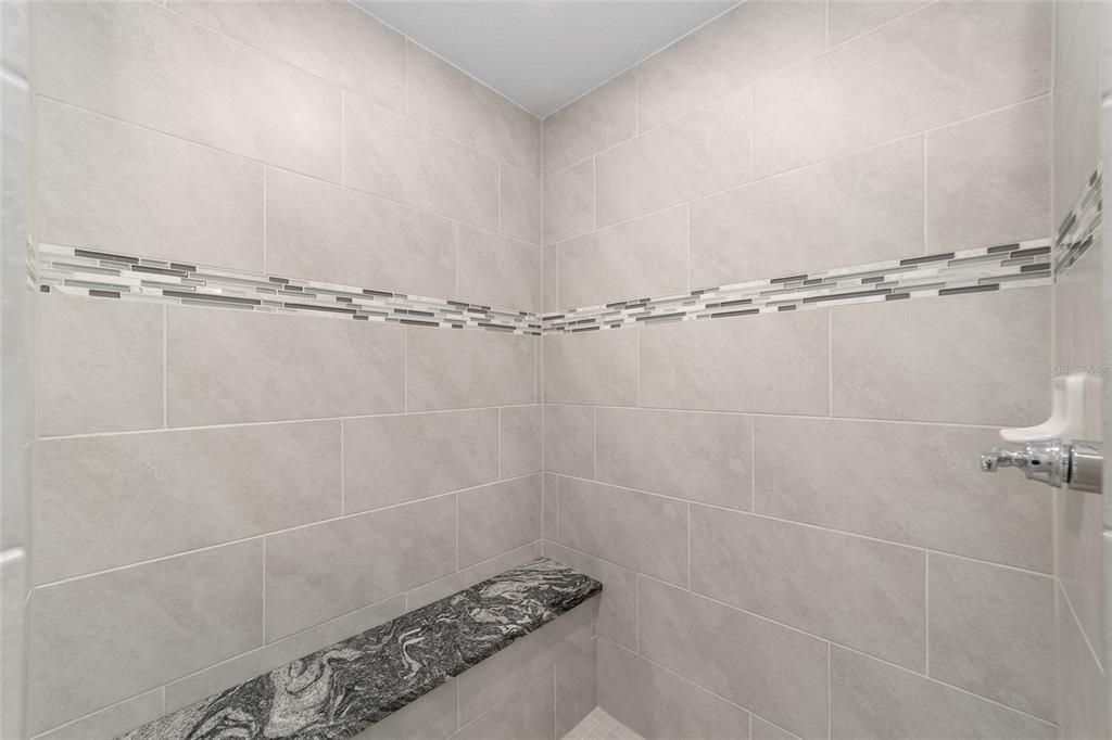 На продажу: $349,900 (4 спален, 2 ванн, 2043 Квадратных фут)