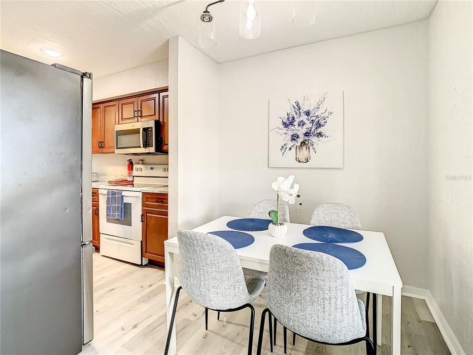 На продажу: $229,000 (2 спален, 2 ванн, 1088 Квадратных фут)