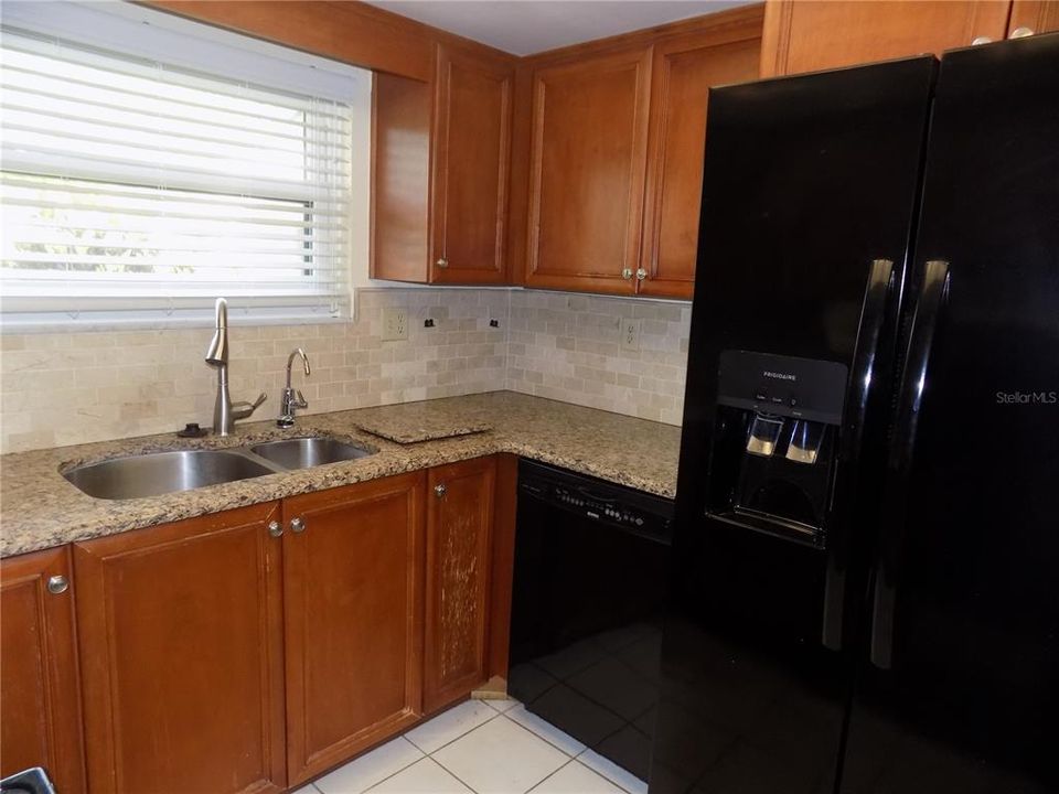 На продажу: $179,900 (2 спален, 2 ванн, 1020 Квадратных фут)