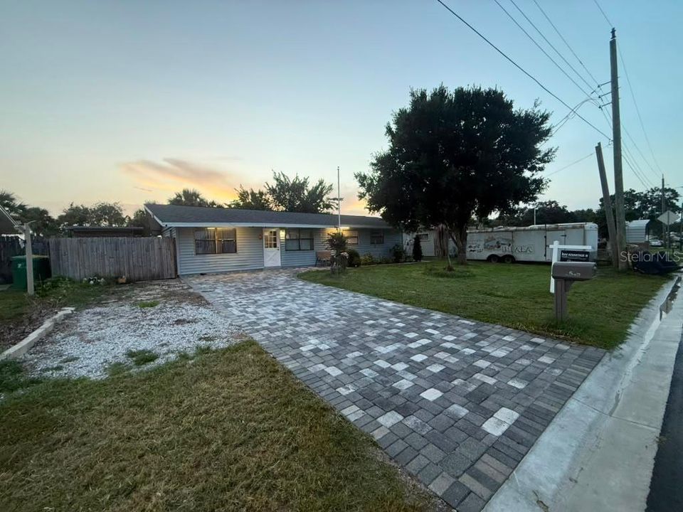 For Sale: $240,000 (4 beds, 2 baths, 1045 Square Feet)