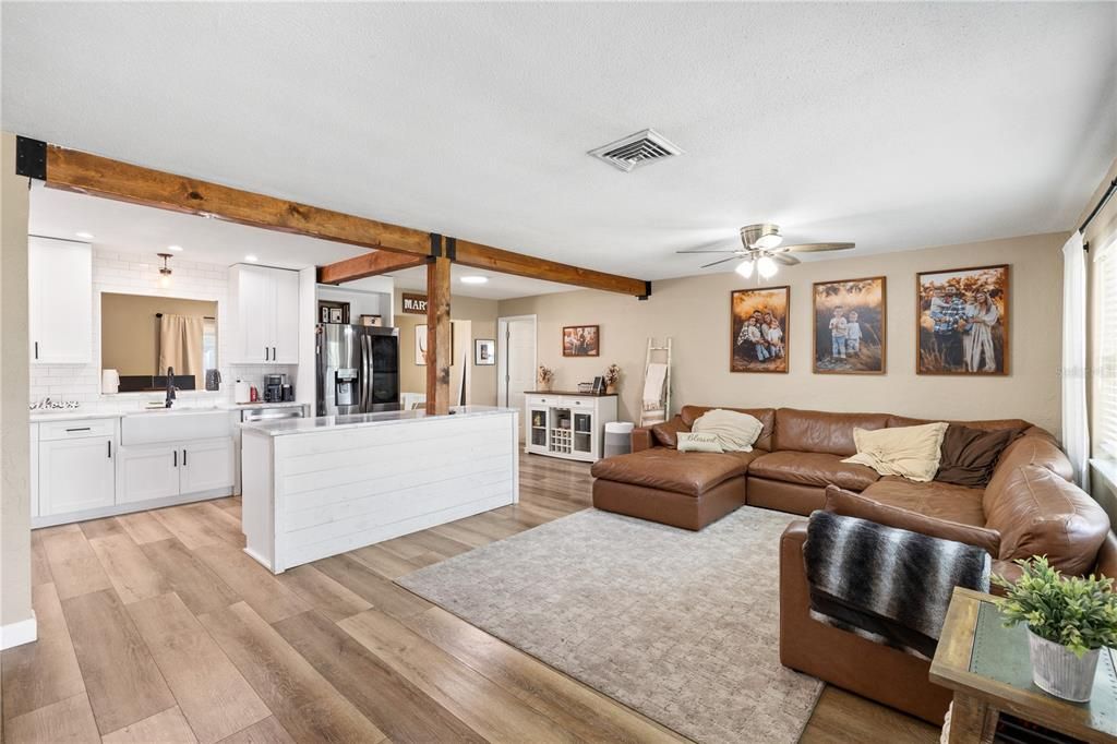 En Venta: $675,000 (3 camas, 3 baños, 1660 Pies cuadrados)