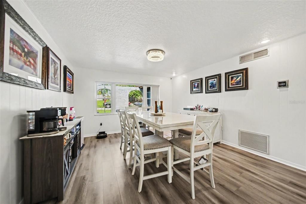 En Venta: $575,000 (4 camas, 2 baños, 1943 Pies cuadrados)