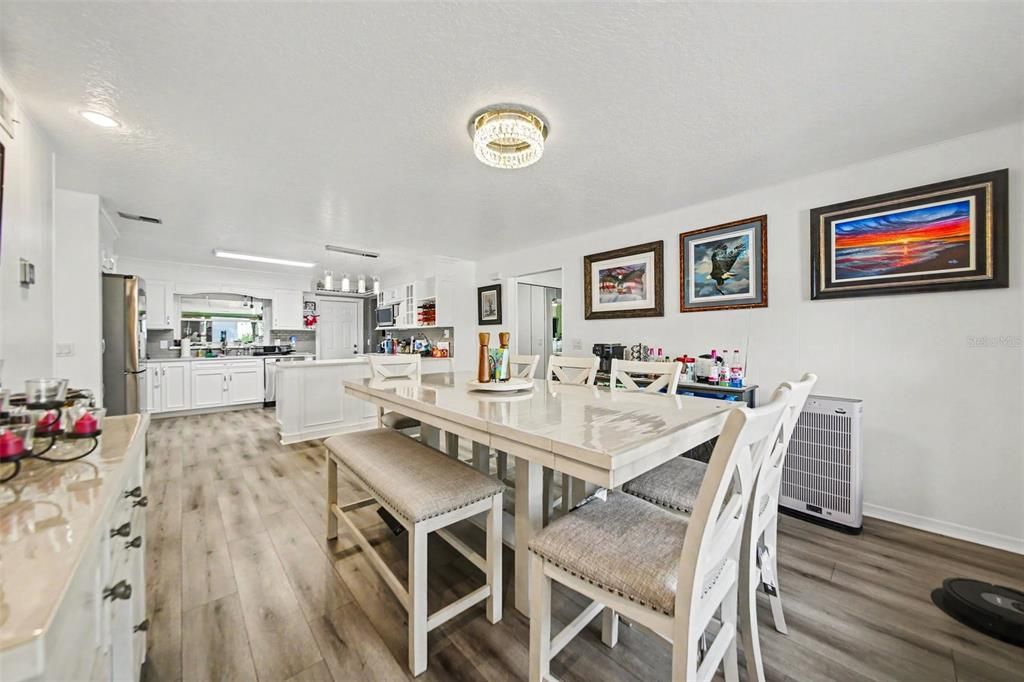 En Venta: $575,000 (4 camas, 2 baños, 1943 Pies cuadrados)