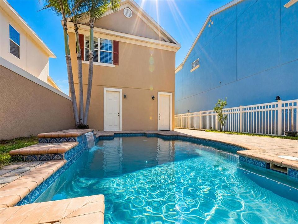 En Venta: $595,000 (4 camas, 3 baños, 2815 Pies cuadrados)