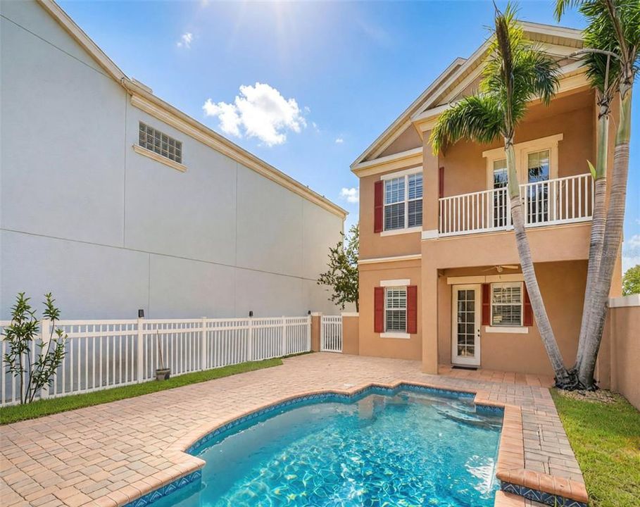 En Venta: $595,000 (4 camas, 3 baños, 2815 Pies cuadrados)
