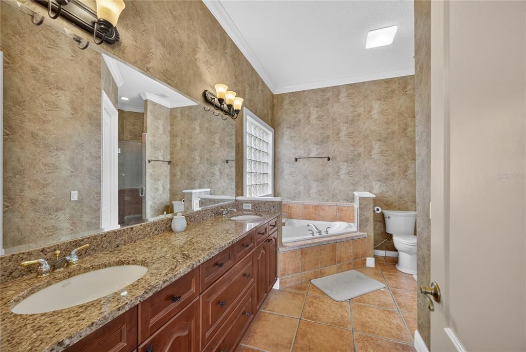 En Venta: $595,000 (4 camas, 3 baños, 2815 Pies cuadrados)
