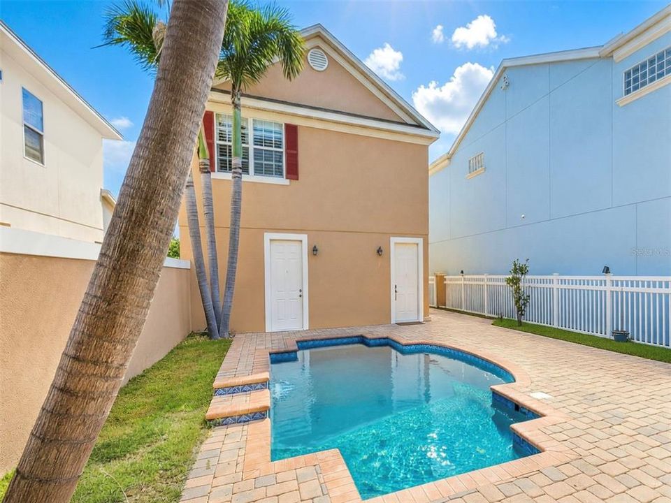 En Venta: $595,000 (4 camas, 3 baños, 2815 Pies cuadrados)
