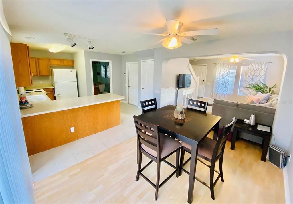 For Sale: $279,900 (2 beds, 1 baths, 1271 Square Feet)