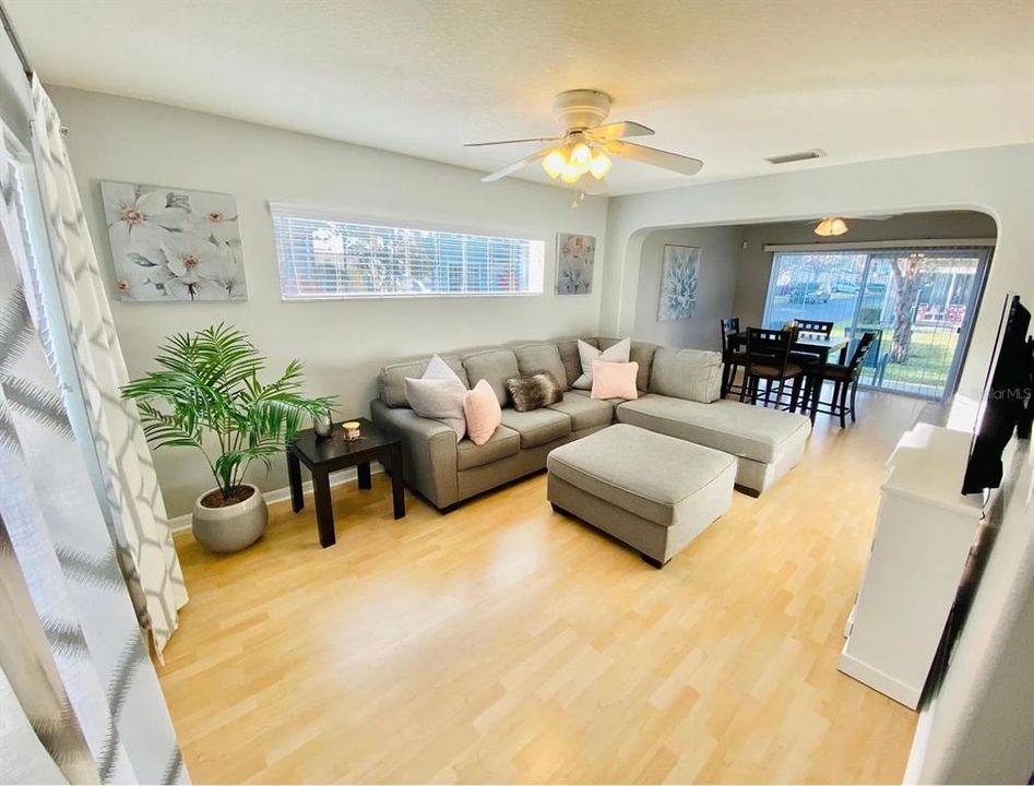 For Sale: $279,900 (2 beds, 1 baths, 1271 Square Feet)