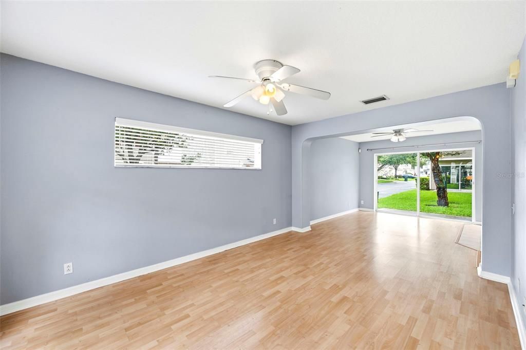 For Sale: $279,900 (2 beds, 1 baths, 1271 Square Feet)