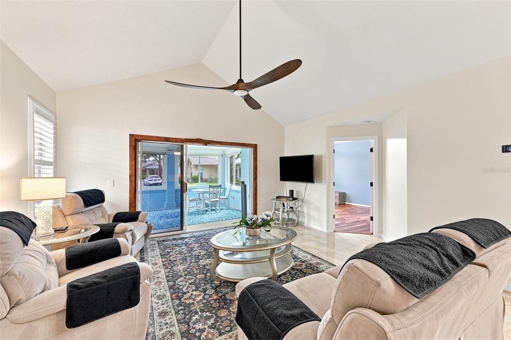 For Sale: $265,000 (2 beds, 2 baths, 1164 Square Feet)
