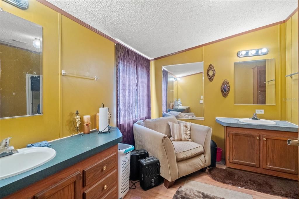 На продажу: $385,000 (3 спален, 2 ванн, 1890 Квадратных фут)