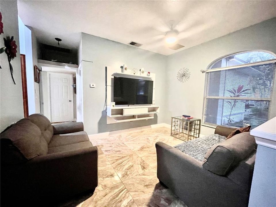 В аренду: $2,500 (4 спален, 2 ванн, 1732 Квадратных фут)