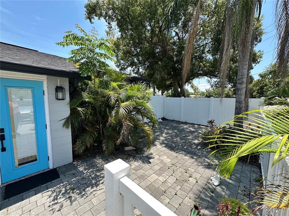 For Rent: $1,600 (2 beds, 1 baths, 827 Square Feet)