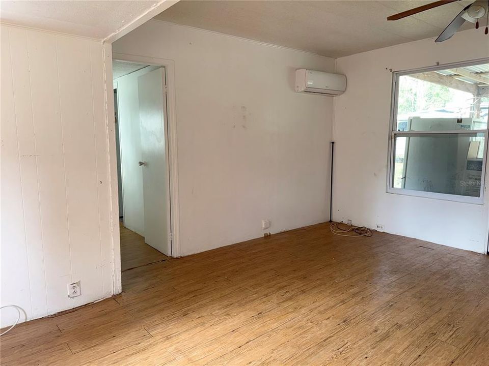 For Sale: $205,000 (2 beds, 1 baths, 804 Square Feet)