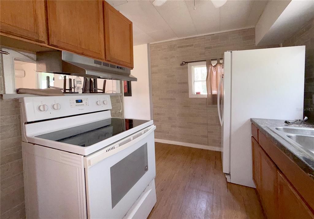 For Sale: $205,000 (2 beds, 1 baths, 804 Square Feet)