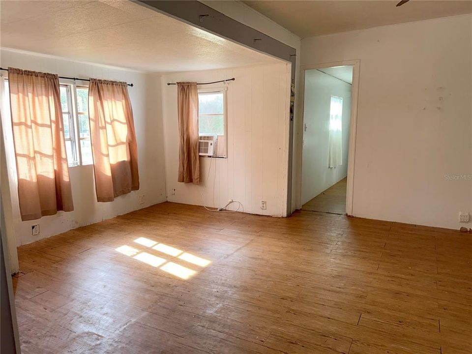For Sale: $205,000 (2 beds, 1 baths, 804 Square Feet)