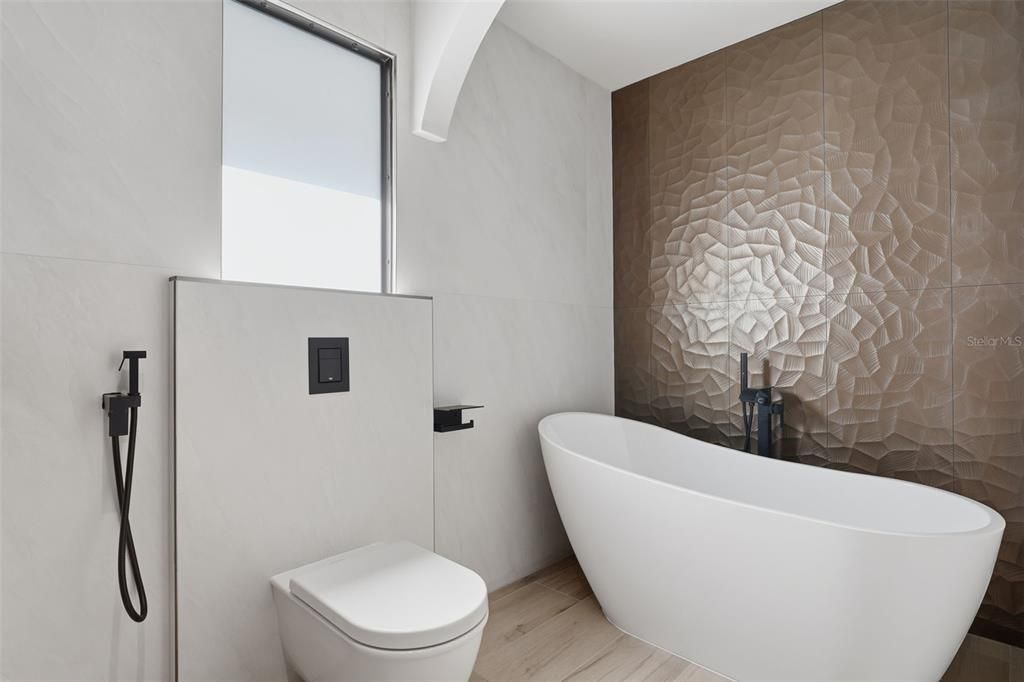 For Sale: $2,550,000 (3 beds, 5 baths, 3380 Square Feet)