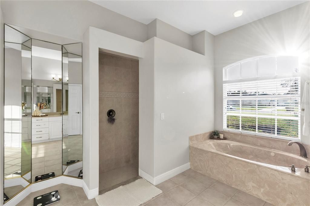 En Venta: $699,000 (3 camas, 3 baños, 2567 Pies cuadrados)