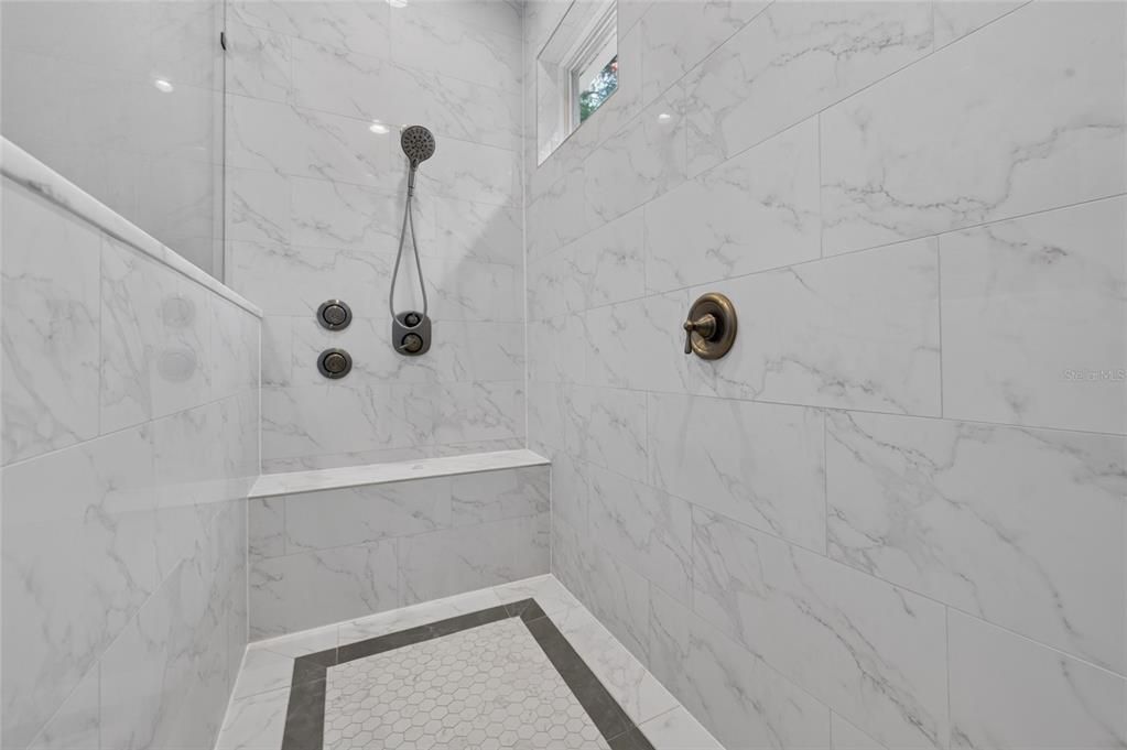 En Venta: $949,000 (4 camas, 3 baños, 3264 Pies cuadrados)