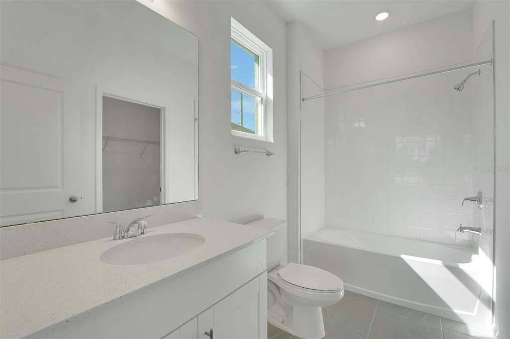En Venta: $319,990 (4 camas, 3 baños, 2110 Pies cuadrados)