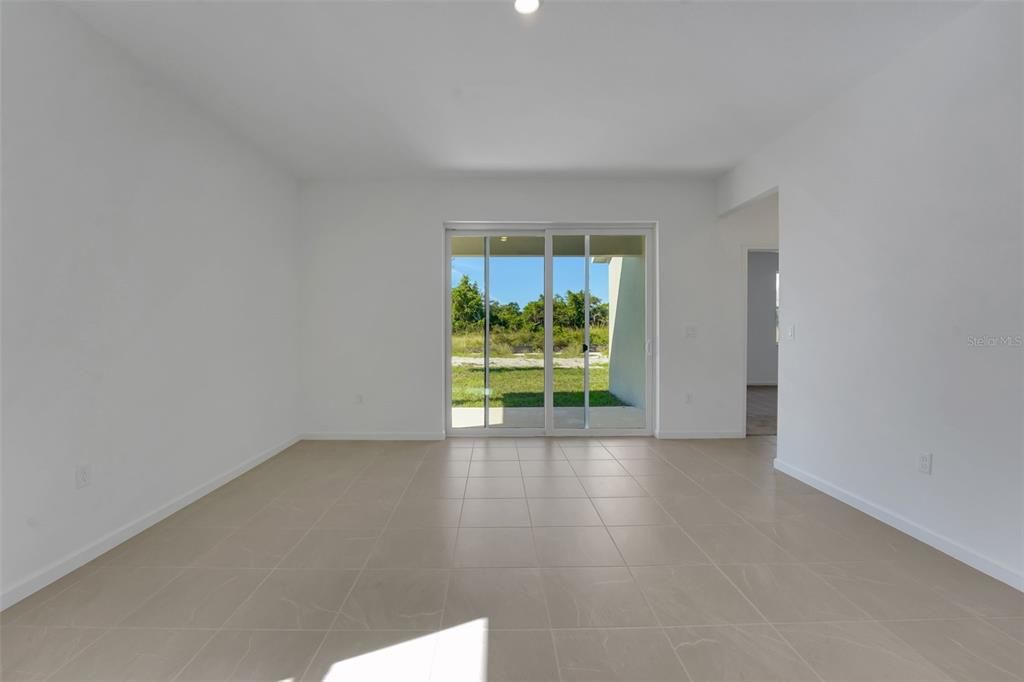 En Venta: $319,990 (4 camas, 3 baños, 2110 Pies cuadrados)