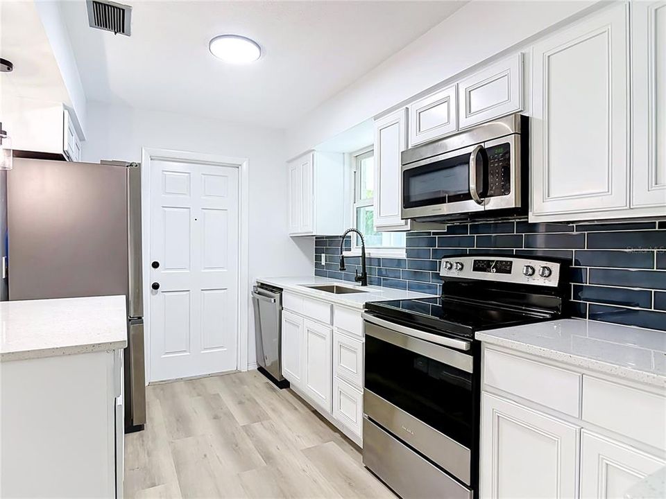 На продажу: $319,900 (4 спален, 2 ванн, 1712 Квадратных фут)