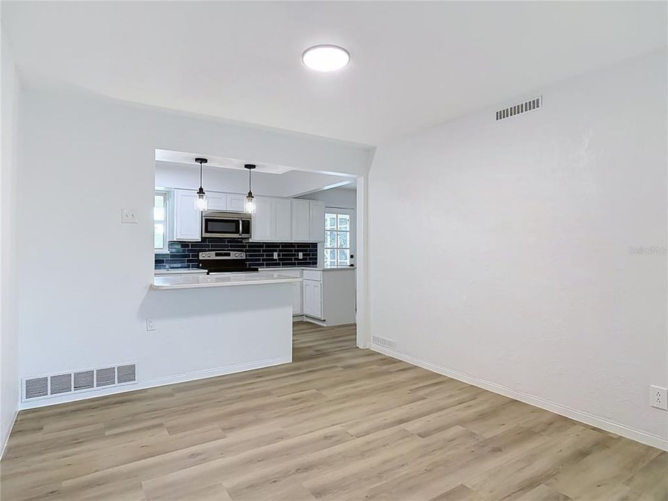 На продажу: $319,900 (4 спален, 2 ванн, 1712 Квадратных фут)
