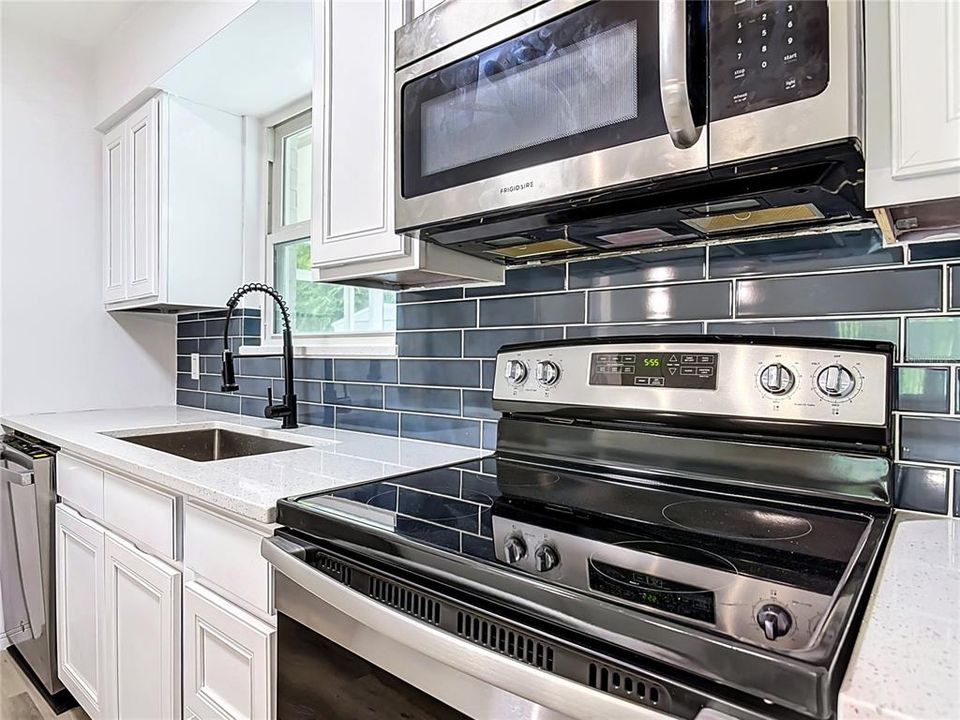 На продажу: $319,900 (4 спален, 2 ванн, 1712 Квадратных фут)