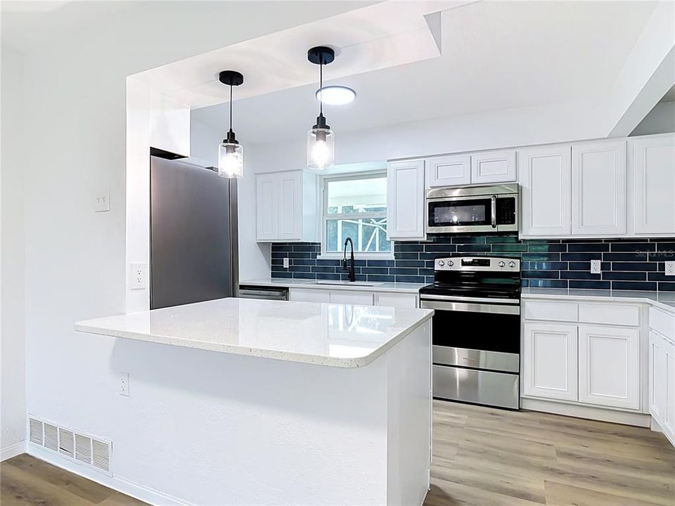 На продажу: $319,900 (4 спален, 2 ванн, 1712 Квадратных фут)