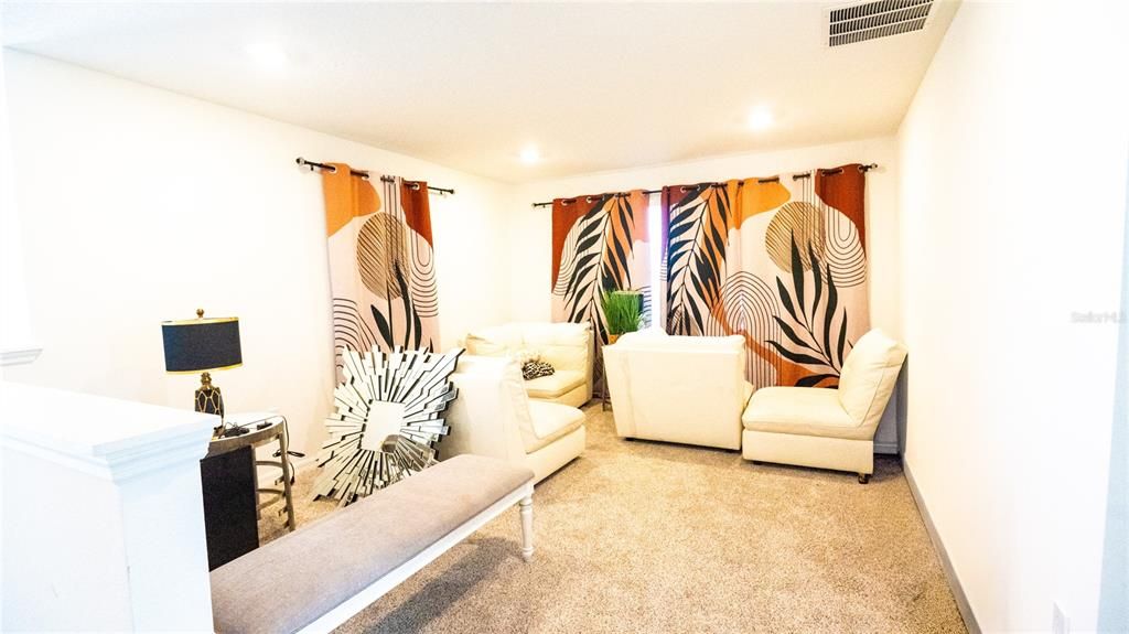 En Venta: $370,000 (4 camas, 2 baños, 2631 Pies cuadrados)