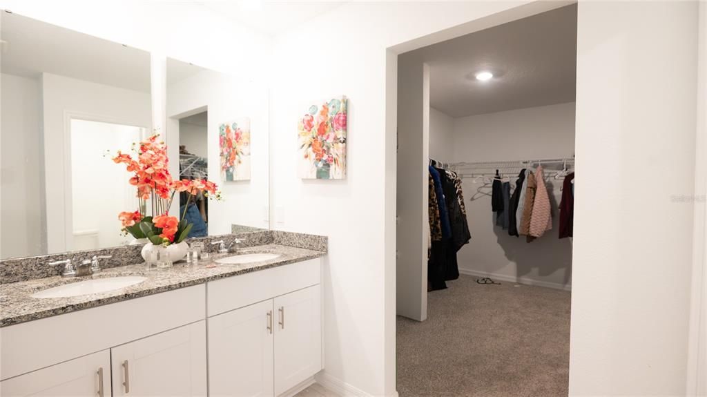 En Venta: $370,000 (4 camas, 2 baños, 2631 Pies cuadrados)