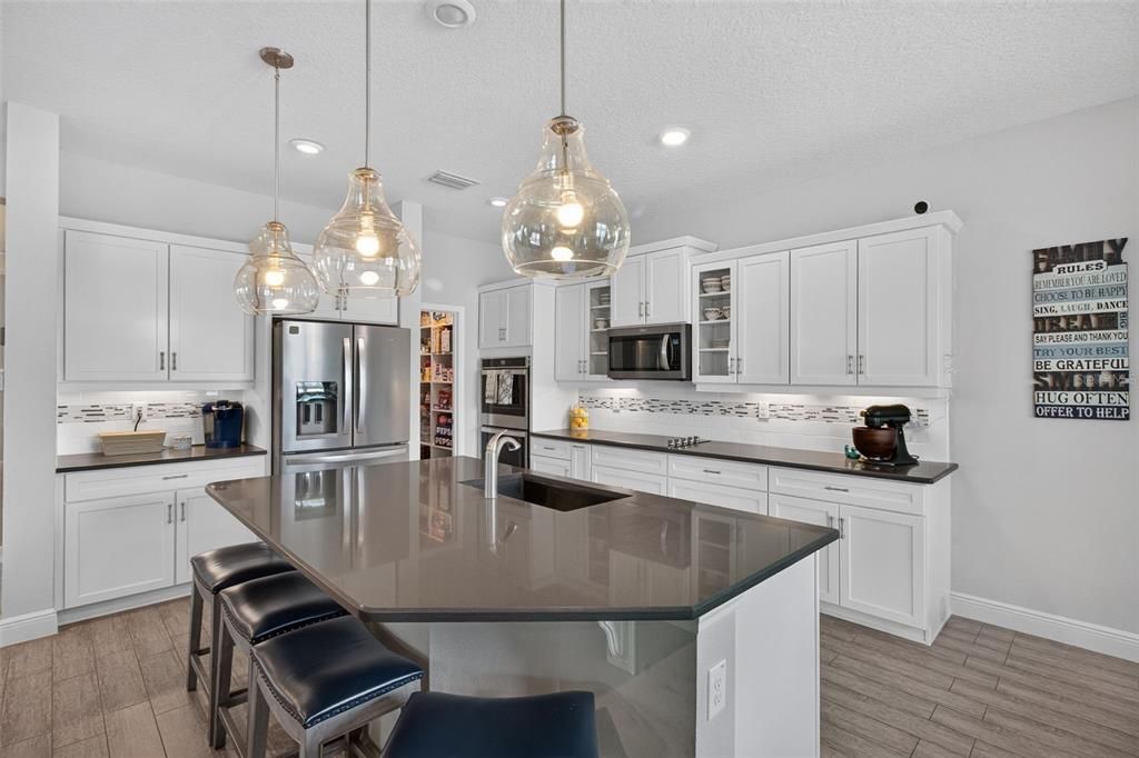Active With Contract: $650,000 (4 beds, 2 baths, 2963 Square Feet)