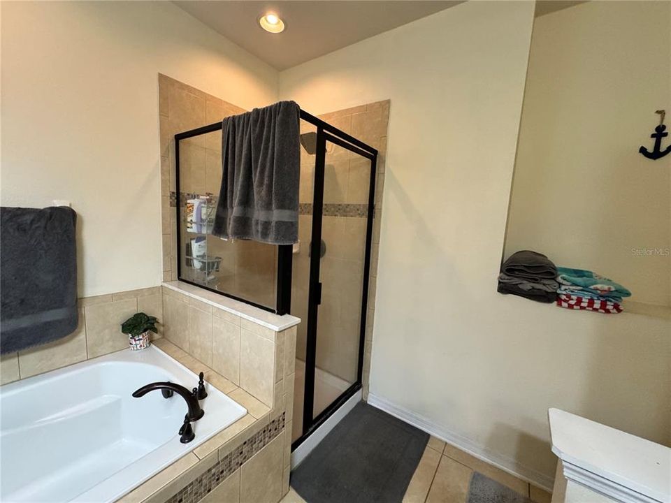 Activo con contrato: $2,450 (3 camas, 2 baños, 1540 Pies cuadrados)