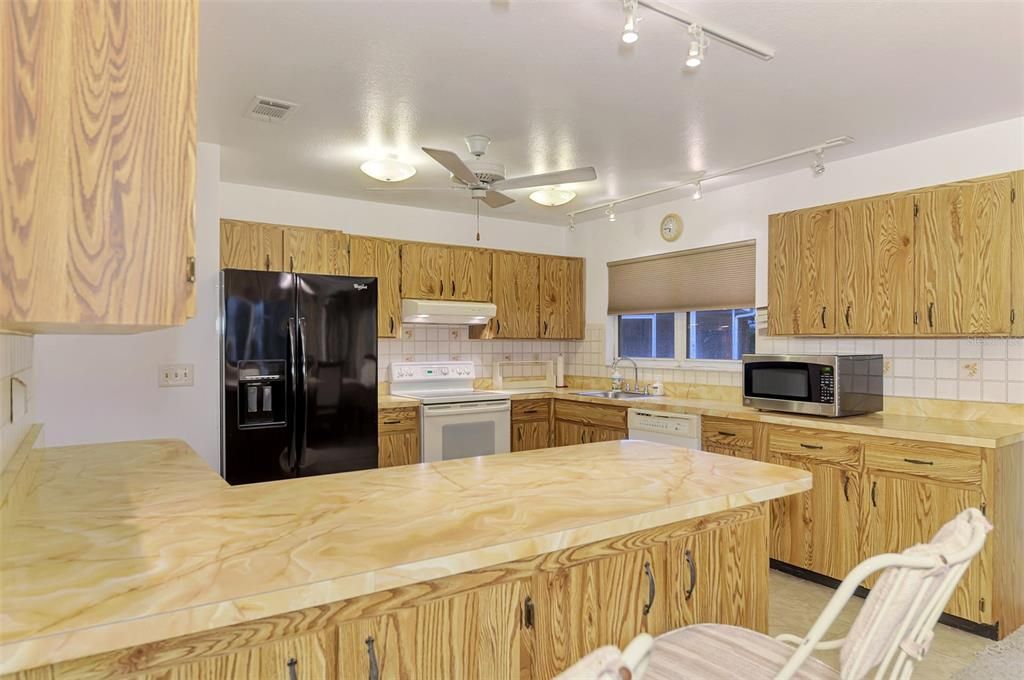 For Sale: $239,000 (2 beds, 2 baths, 1176 Square Feet)