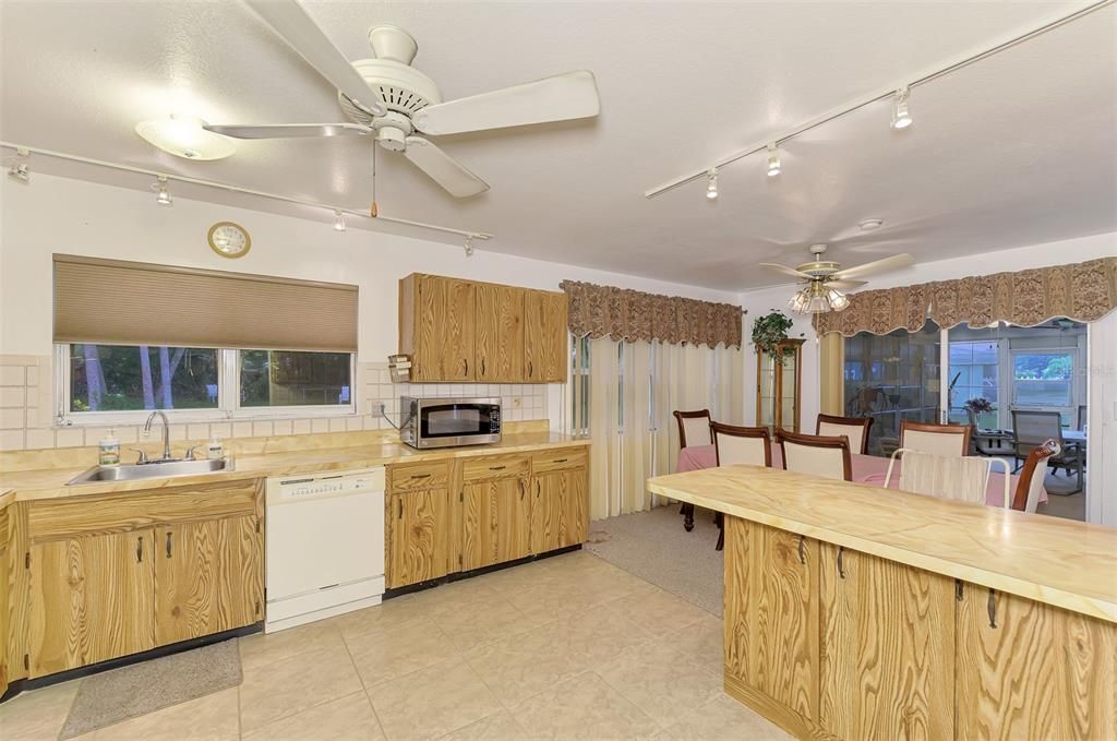 For Sale: $239,000 (2 beds, 2 baths, 1176 Square Feet)