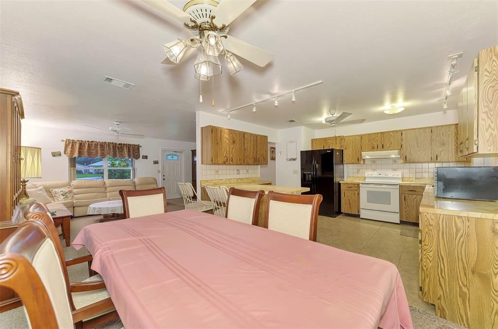 For Sale: $239,000 (2 beds, 2 baths, 1176 Square Feet)