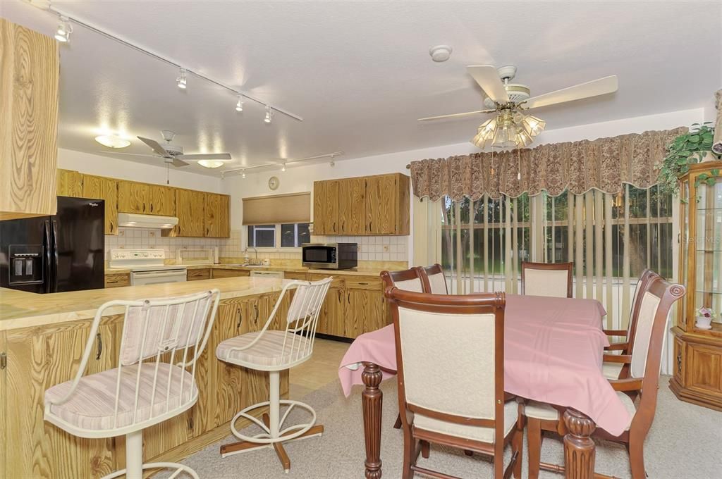 For Sale: $239,000 (2 beds, 2 baths, 1176 Square Feet)
