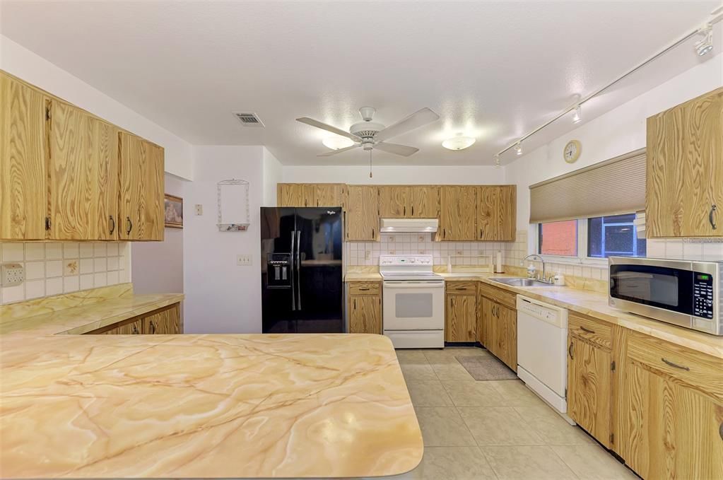 For Sale: $239,000 (2 beds, 2 baths, 1176 Square Feet)