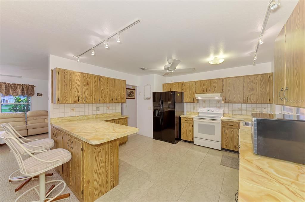 For Sale: $239,000 (2 beds, 2 baths, 1176 Square Feet)
