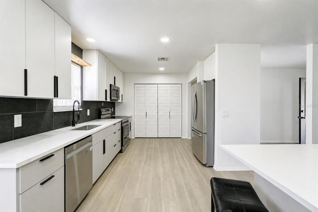 На продажу: $259,900 (4 спален, 2 ванн, 1430 Квадратных фут)