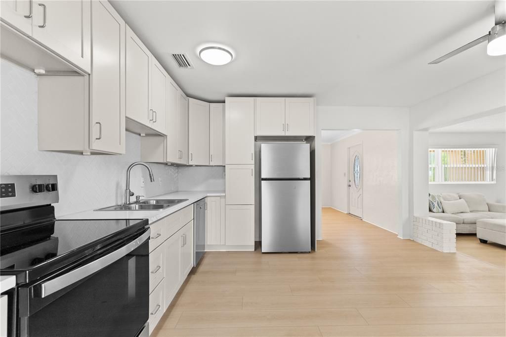 For Sale: $400,000 (3 beds, 1 baths, 1273 Square Feet)