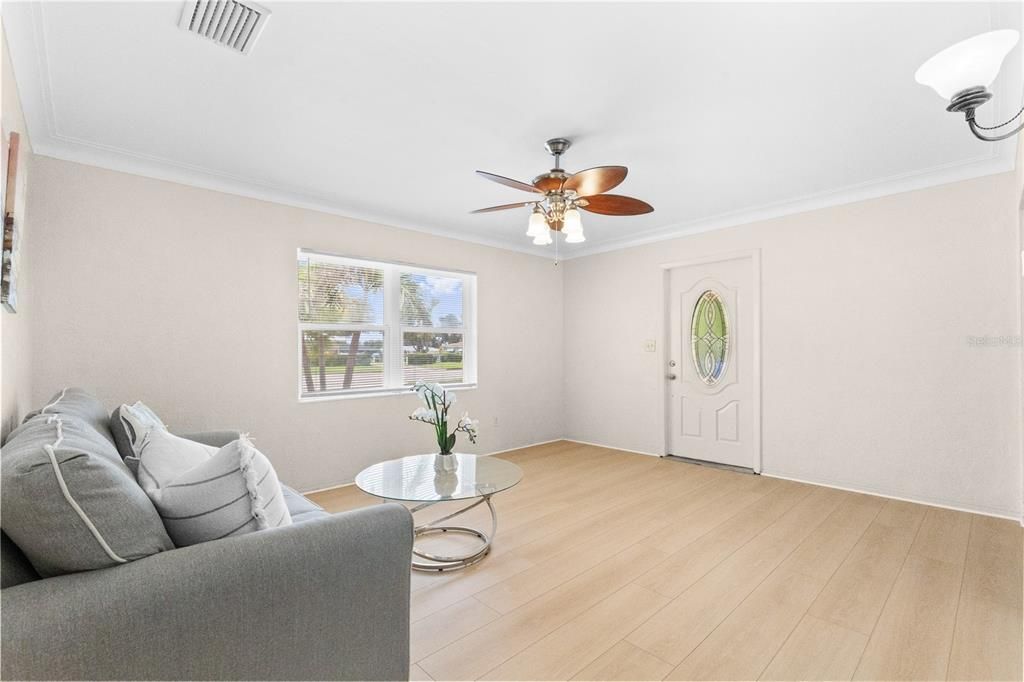 For Sale: $400,000 (3 beds, 1 baths, 1273 Square Feet)