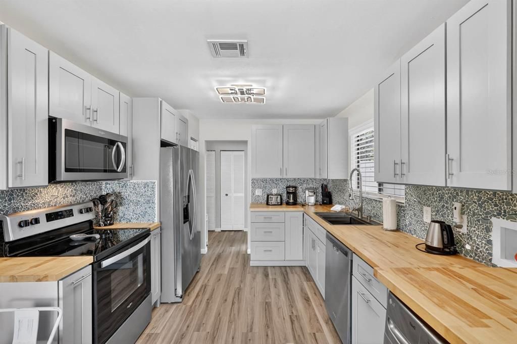 For Sale: $440,000 (5 beds, 3 baths, 2086 Square Feet)