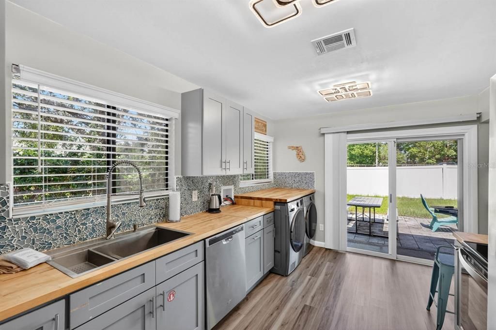 For Sale: $440,000 (5 beds, 3 baths, 2086 Square Feet)